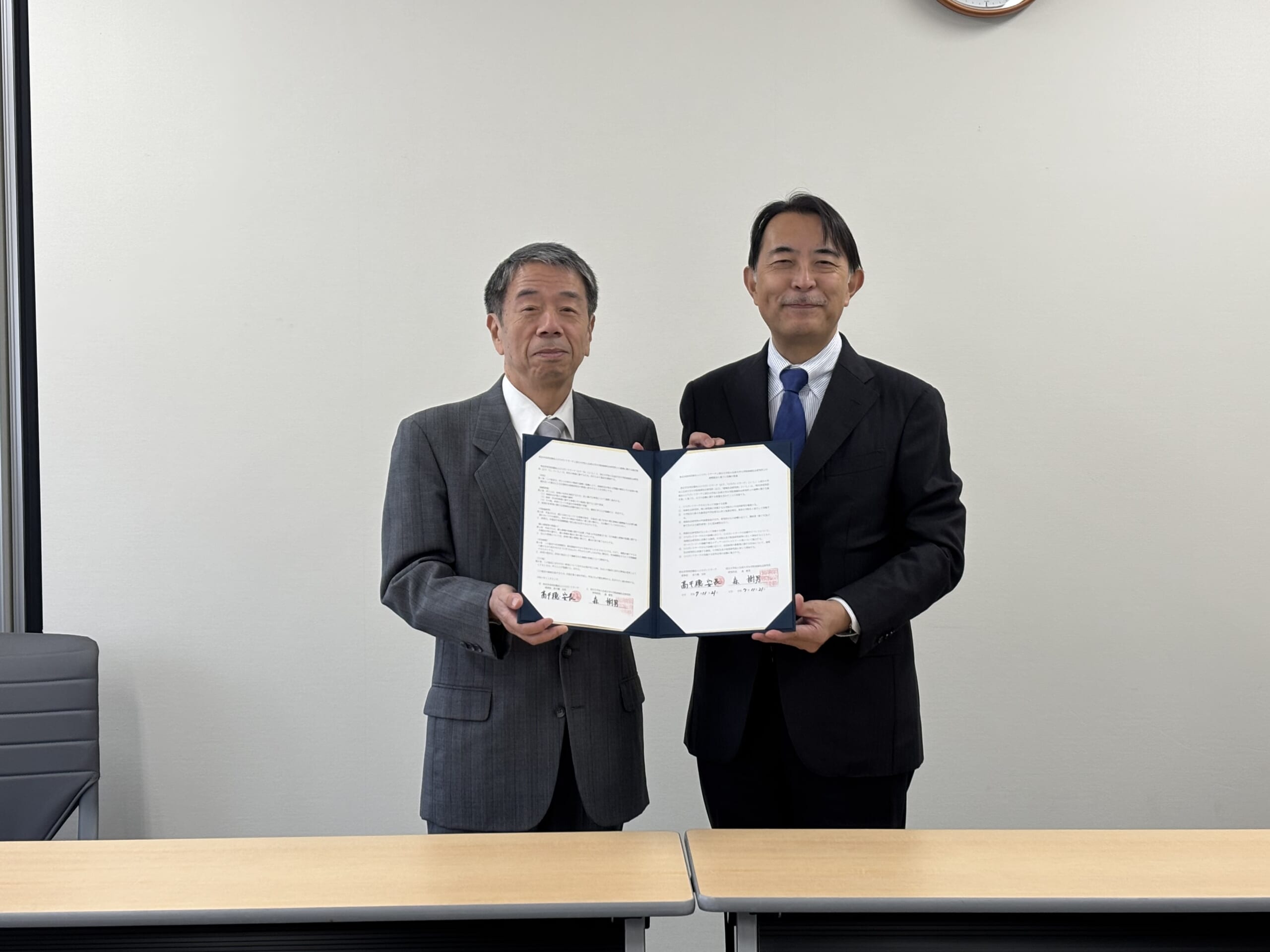 ひろだいリサーチと弘前大学大学院地域社会研究科　調印式